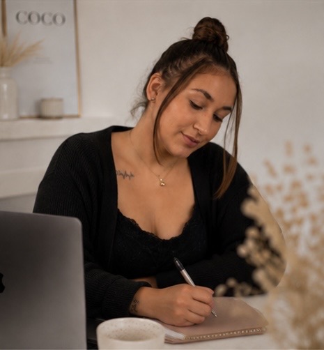 Stefanie Enz an ihrem Arbeitsplatz